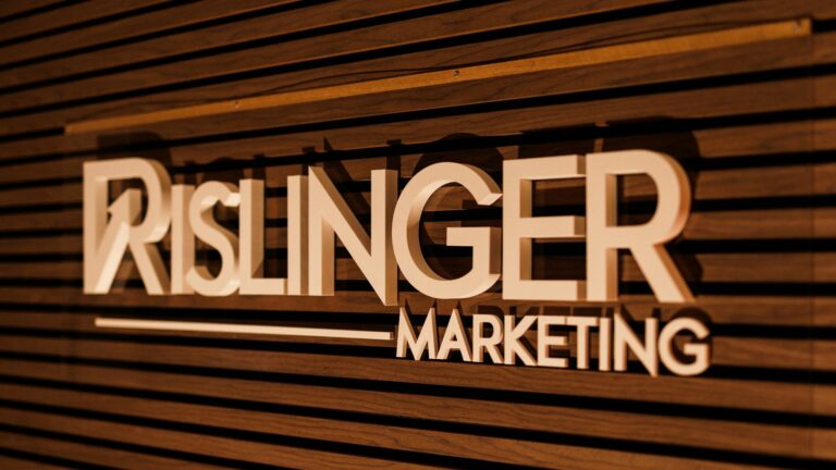 Rislinger Marketing Logo Holzwand