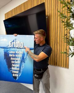 Gabriel Wolf im Büro mit Bild in der Hand