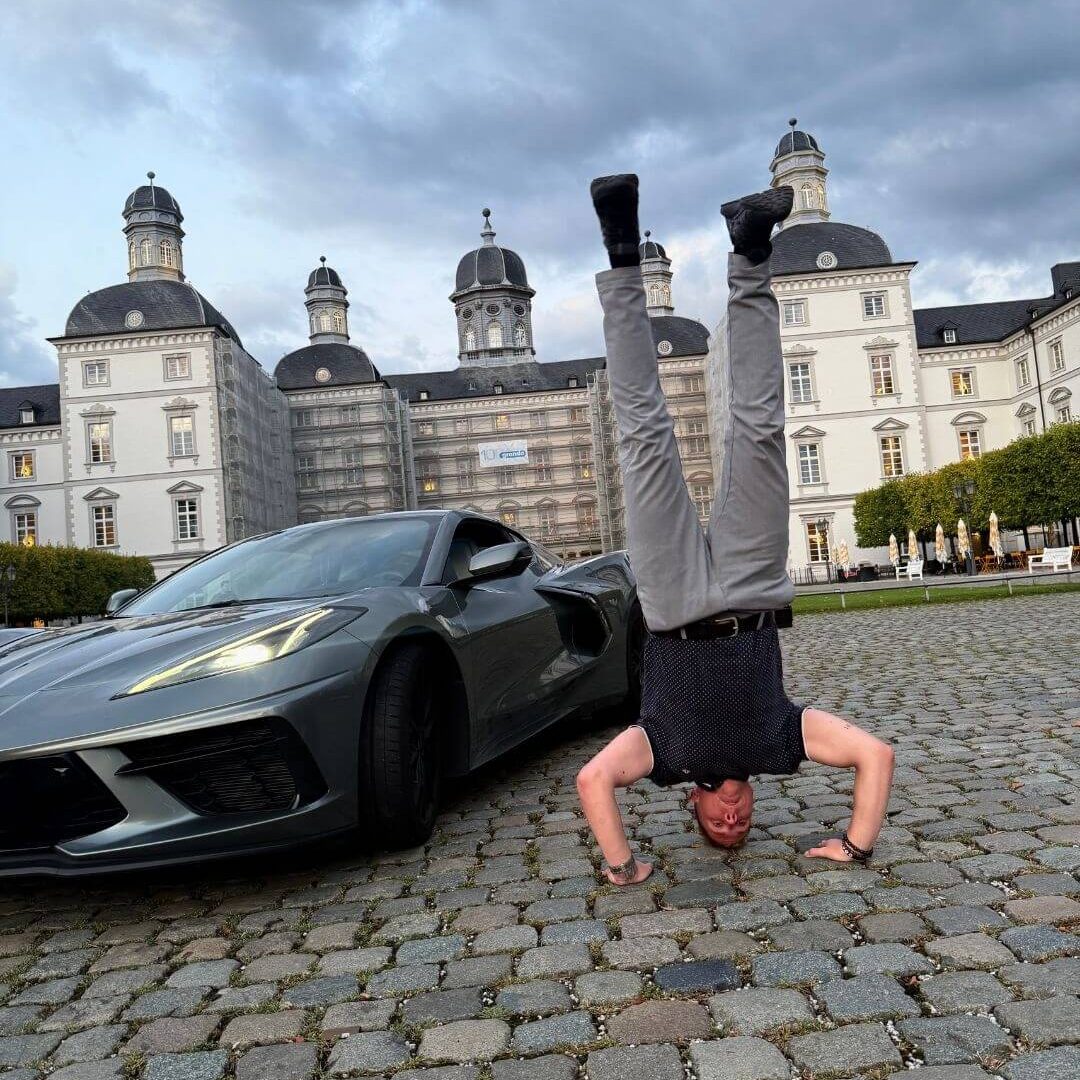 Gabriel Wolf Handstand vor Corvette Gabriel Wolf Handstand vor Corvette